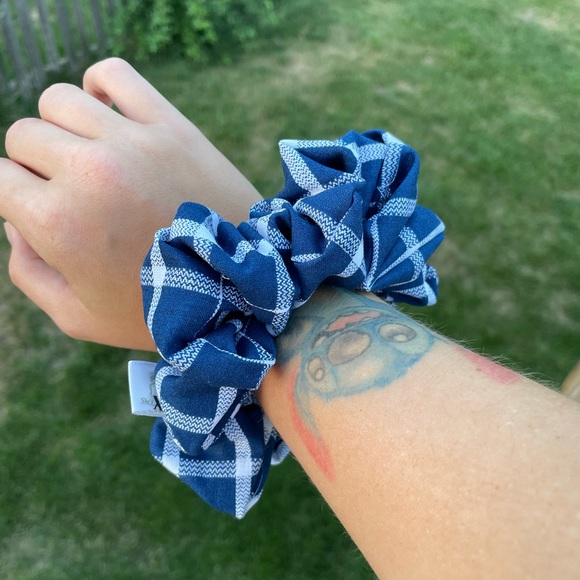 Blue plaid Scrunchie - Picture 2 of 3